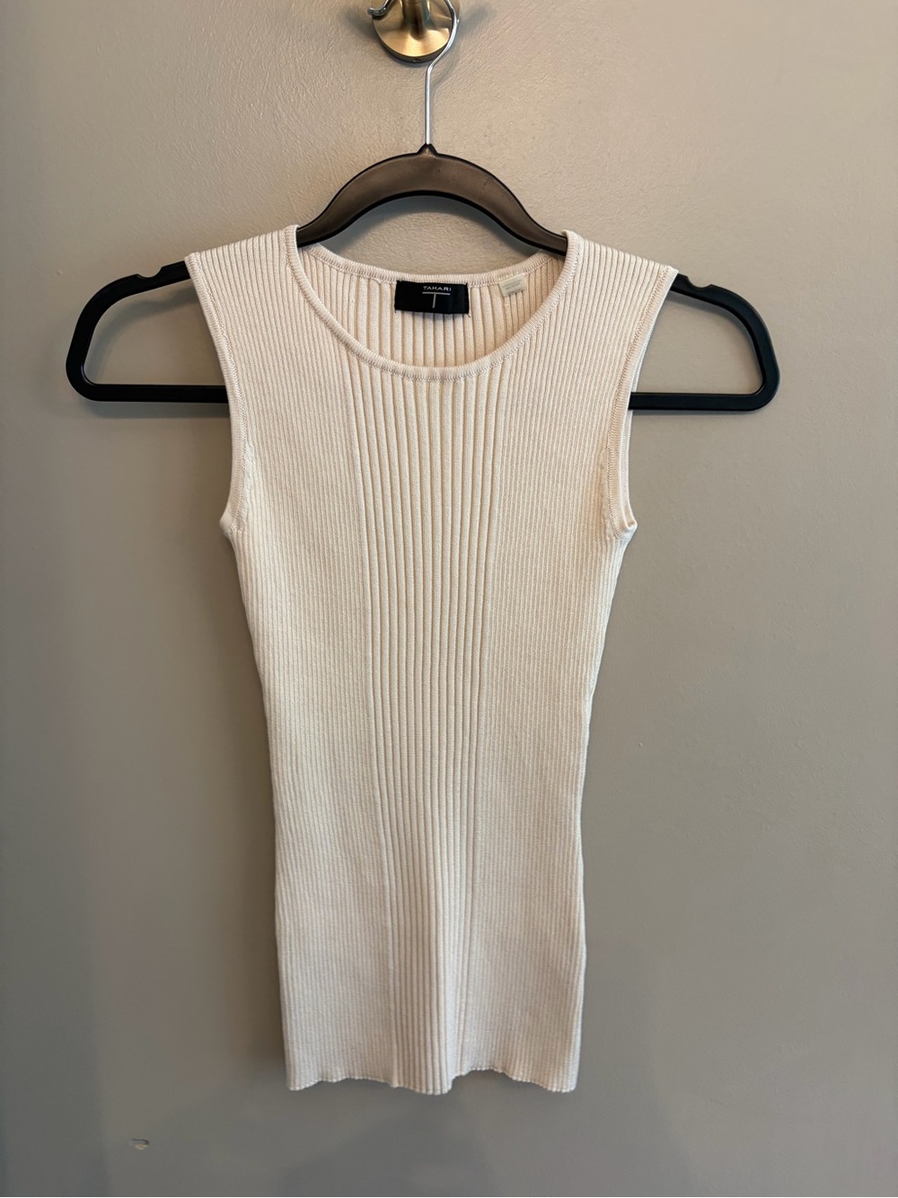 NWOT Tahari cream ribbed knit sleeveless top round neckline size XS